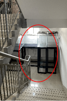 06常见问题疏散楼梯间内堆放杂物和可燃易燃材料等,破坏疏散楼梯间的