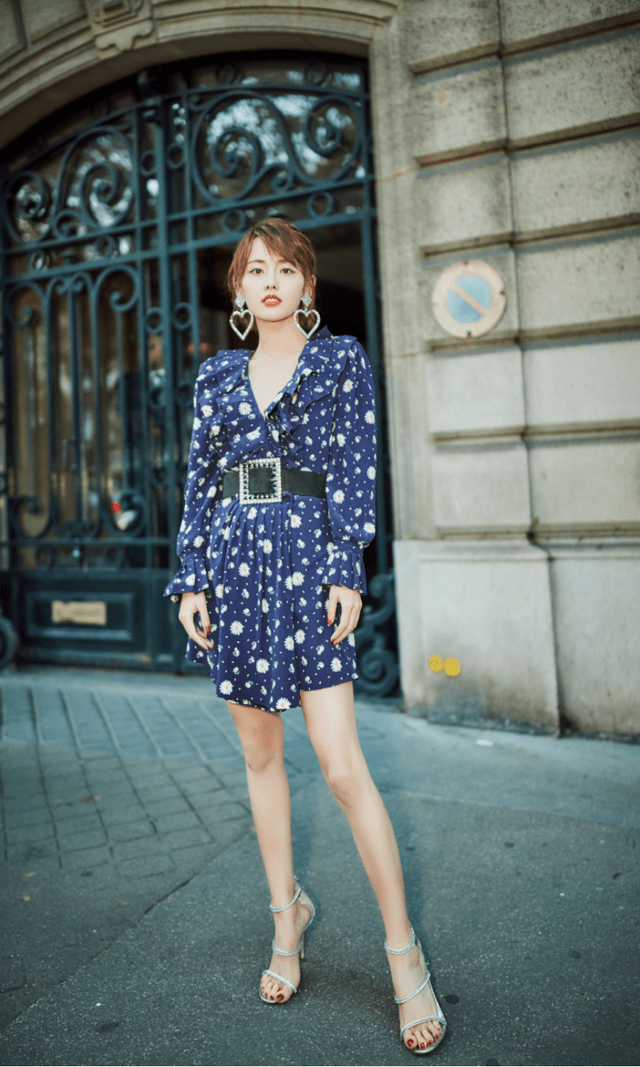 显得 张嘉倪真会穿！身穿一袭抹胸纱裙性感优雅，梦幻灵动又温柔