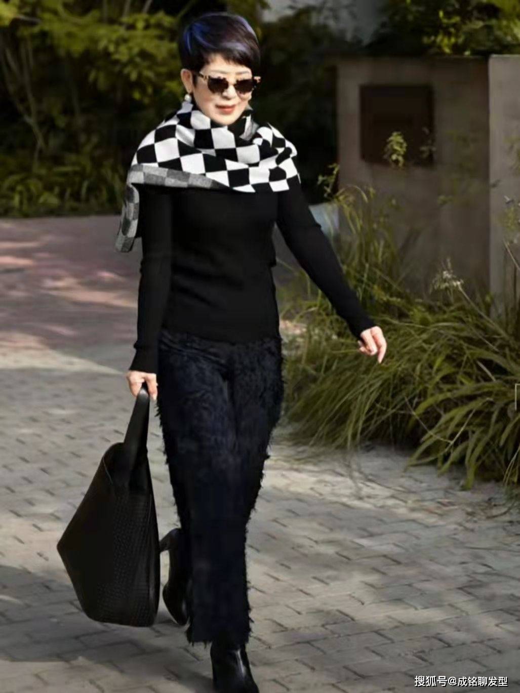 身材 60岁而不老，她利落短发搭配得体穿搭，高雅时尚，看不出真实年龄