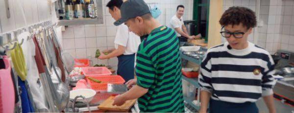 陈小春|《我们的滚烫人生》海报出炉，陈小春稳居C位，5位哥哥加盟引期待