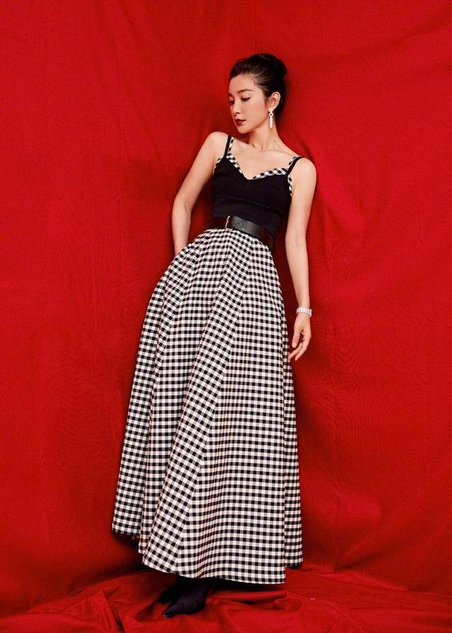 李冰冰 李冰冰很有“国际范”，条纹上衣搭配黑色短裙高雅大气，减龄时髦