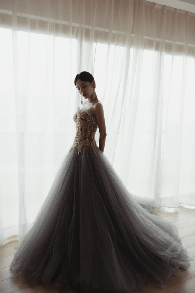 显得 张嘉倪真会穿！身穿一袭抹胸纱裙性感优雅，梦幻灵动又温柔