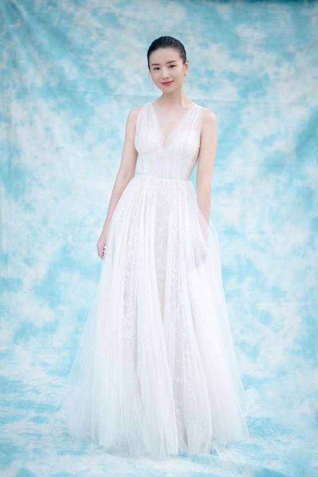 整体 董洁一袭蕾丝抹胸裙高贵典雅！气质出尘，仿佛当年的冷清秋回来了