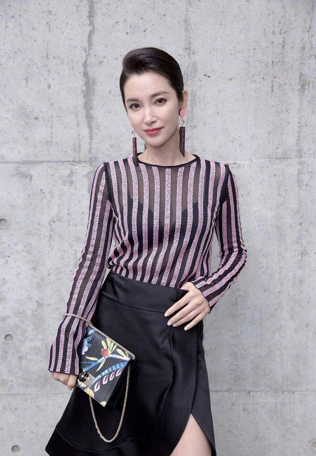 李冰冰 李冰冰很有“国际范”，条纹上衣搭配黑色短裙高雅大气，减龄时髦