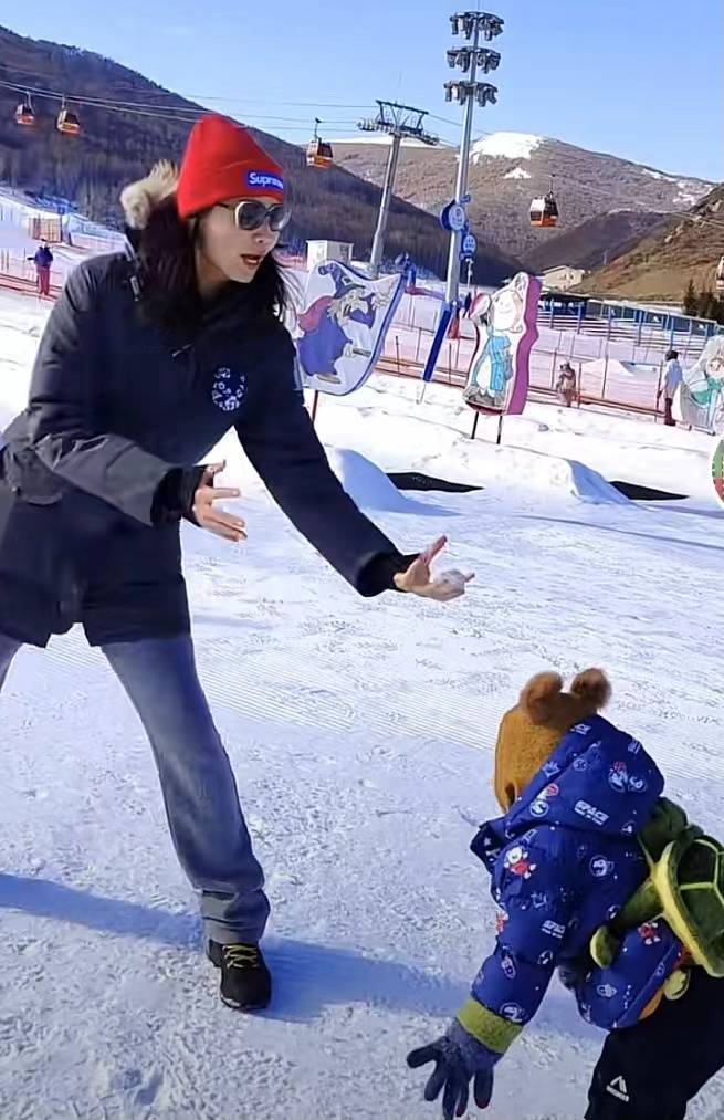 滑雪|中国女排前队长抱儿子滑雪，扔雪球打雪仗，魏秋月遭爱子一记扣杀