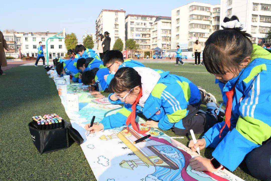 信阳市第一实验小学共绘一幅画共铸中国梦