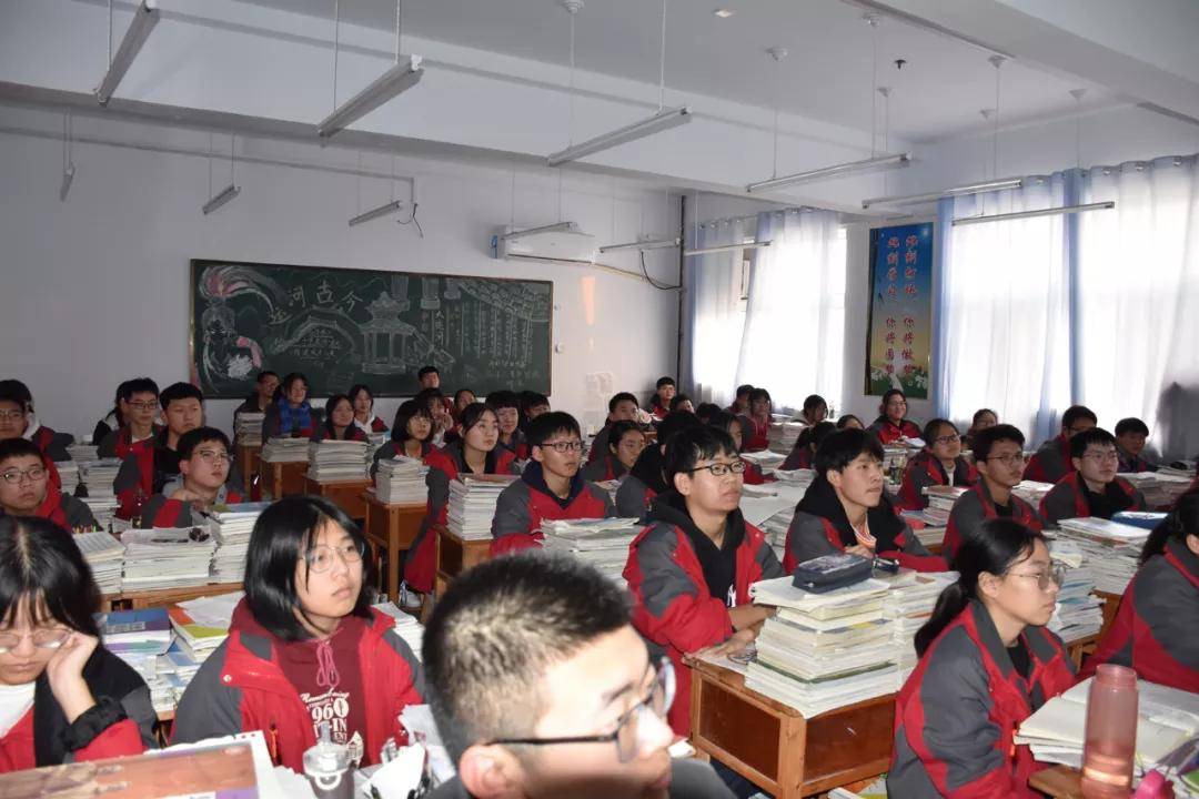 衡水郑口中学高二年级b部师生共同观看天宫课堂第一课