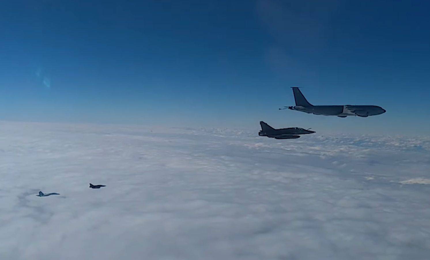 战斗机悬挂导弹欲闯俄领空,俄军紧急出动_俄罗斯_美国_西方