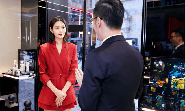 王媛可 王媛可太有“国际范”,身穿蓝色西装干练利落,高级精致