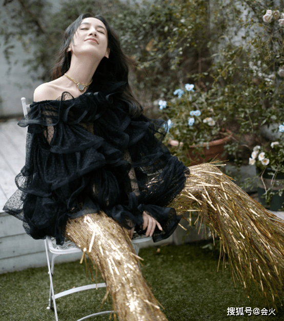 富婆 富婆黄圣依晒性感写真!穿金色裤子打扮酷炫,皮肤白皙身材纤细