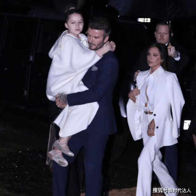 小贝 小贝一家度假滑雪，跪地与小七合影太宠溺，贝嫂46岁眼角都没细纹