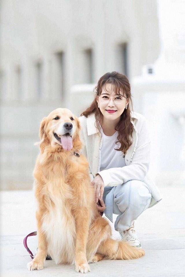 漂亮 周海媚现身机场，无修图依然漂亮，穿运动外搭配连衣裙，高贵优雅