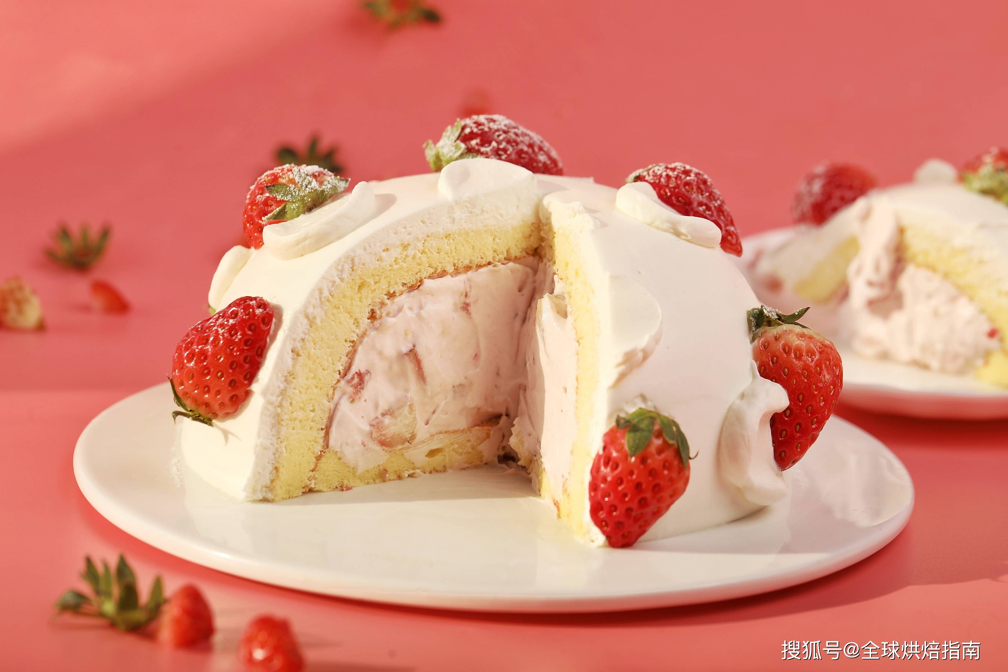 全网都在做的草莓炸弹蛋糕零难度巨好吃不甜不腻火爆朋友圈