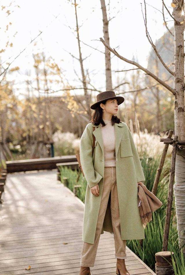 颜色 小个子女生这样穿时髦大气，大衣搭配针织衫+阔腿裤，显高又显瘦