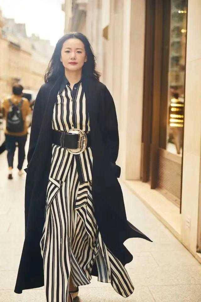 身材 咏梅真是优雅到骨子里了，条纹连衣裙搭配大衣优雅精致，高贵大气