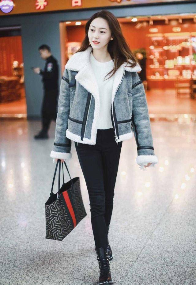 颜色 黄梦莹真是美得不像话！羊羔毛外套配牛仔裤保暖简约，显瘦又洋气