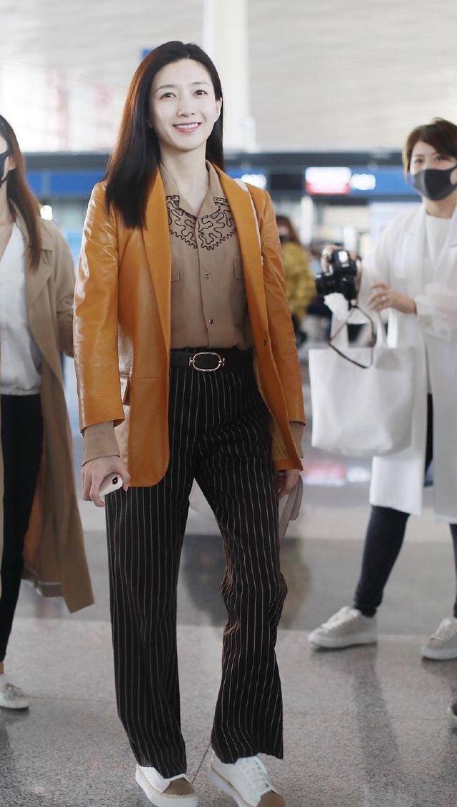 黑色 江疏影太有“女神”范了，身穿衬衫搭配条纹西裤走机场，干练大气