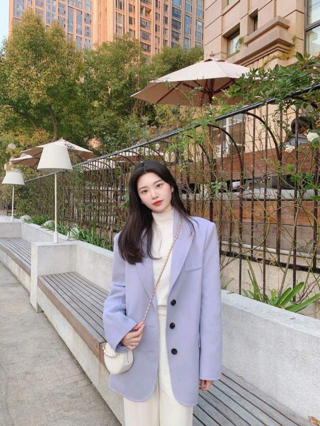 氛围 冬日氛围感穿搭指南，姜黄色大衣配白色阔腿裤，慵懒又随性