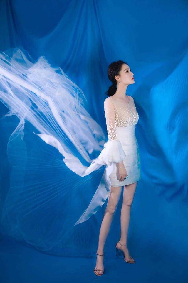 高跟鞋 李沁身材原来这么有“料”，身穿一袭白色连衣裙，藏不住凹凸感