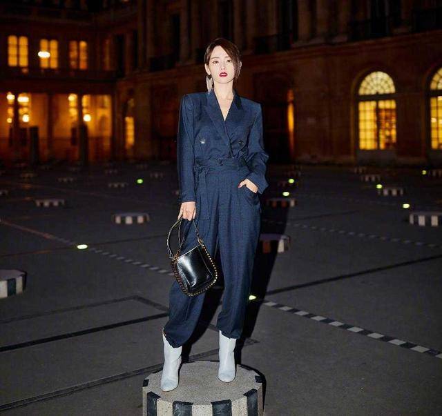 设计 张嘉倪越来越漂亮了，一身黑色西装高级干练，气质端庄优雅