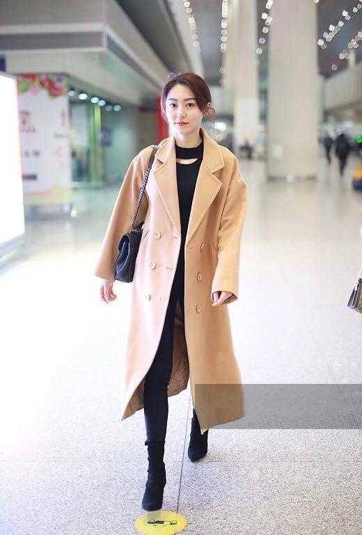 颜色 黄梦莹真是美得不像话！羊羔毛外套配牛仔裤保暖简约，显瘦又洋气