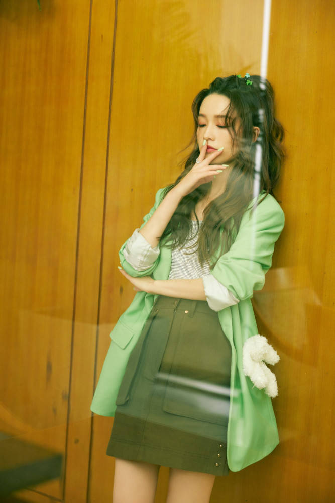 路线 李沁“抹茶色路线”好甜,西服+短裙冷艳大气,脸色圆润更减龄