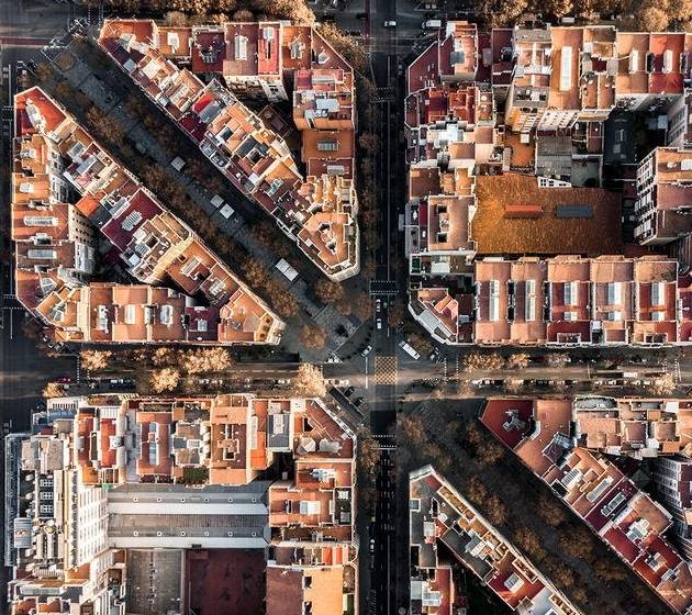 垂直的街道平行的房屋 巴塞罗那的对称性 好有意思