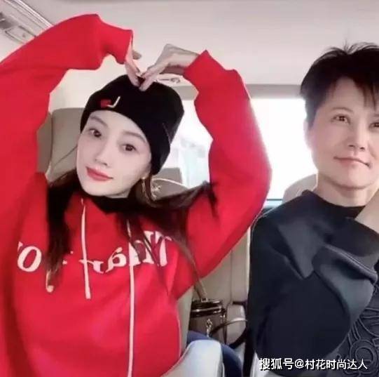 李小璐不受店铺差评影响,一身梦幻紫卖力跳舞带货,却被大肚抢镜_气质