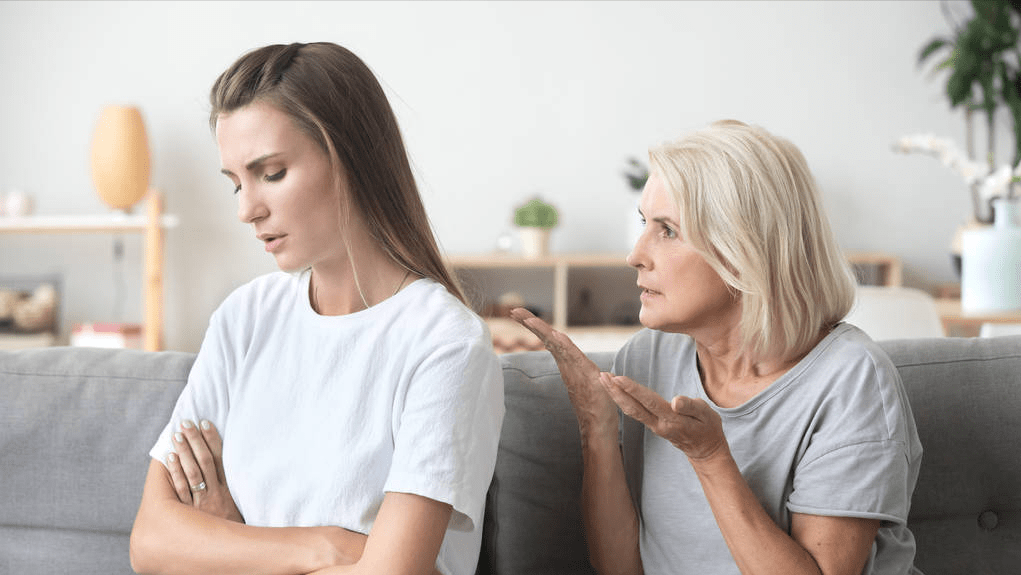 公婆|“五点了，赶紧起来做早餐”婆婆凌晨冲进主卧，毁了她儿子的婚姻