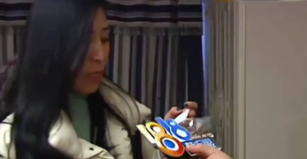 化妆品800多的古驰香水里面有只虫，不同意退款，女客户：我要退一赔三