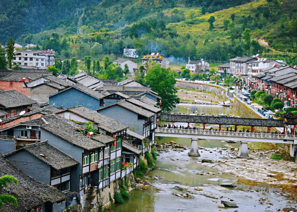 陕西有“一脚踏三省”之称的古镇，文化深厚古韵十足，260余间古建筑保存完好