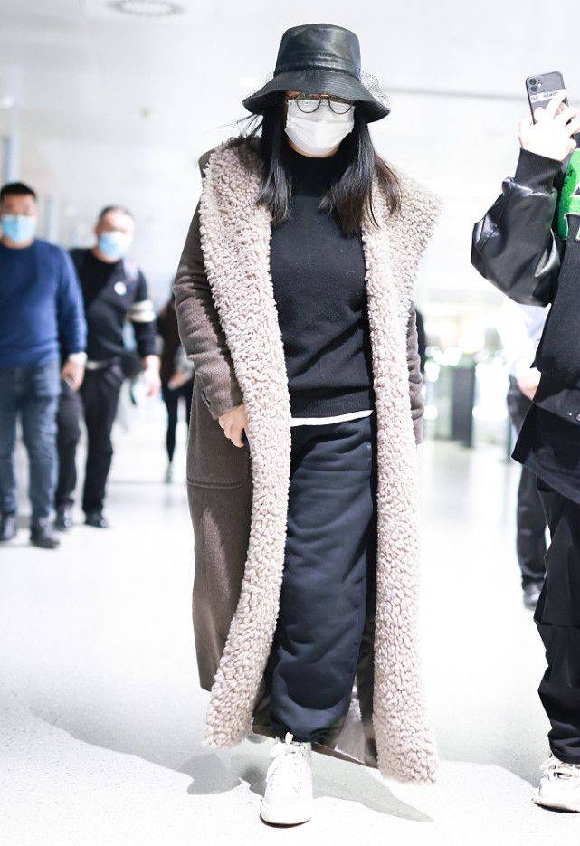 卫衣 李湘富婆人设终于翻车，卫衣“起球”还在穿，羊羔毛大衣还掉毛