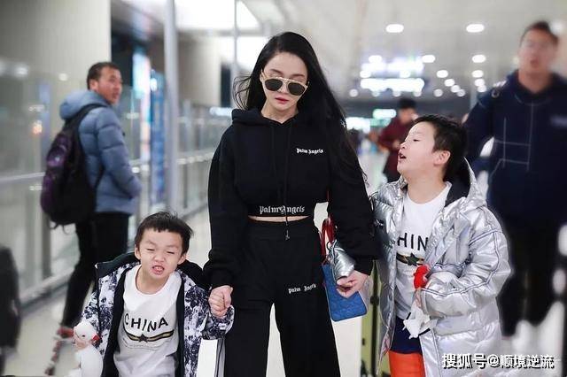 短裙 邹市明又带娃走机场,冉莹颖穿阔腿裤露脐装秀沙漏身材,比例惊人