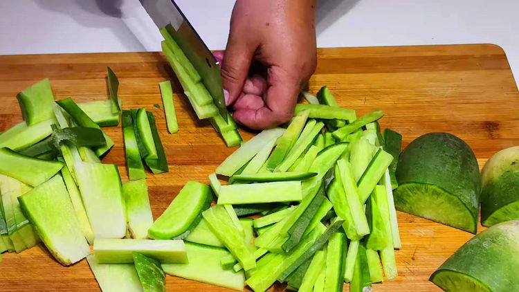 怎么腌萝卜条好吃又脆 0a4b65b0d03f4b57abc984aac39bb59d.jpeg