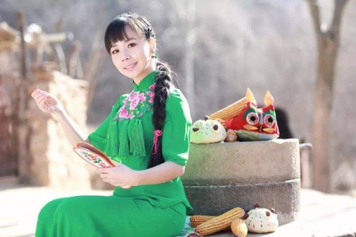 因为|她是国家一级演员，因房价太高回村生活，如今下地放牛成日常