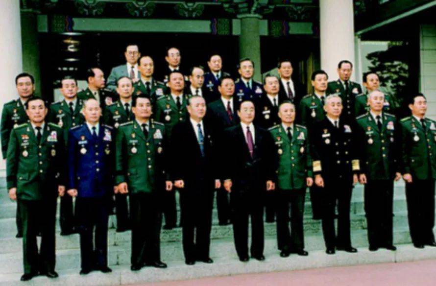 1993年3月3日,金泳三总统在听取完国防部业务报告后,在青瓦台与军队