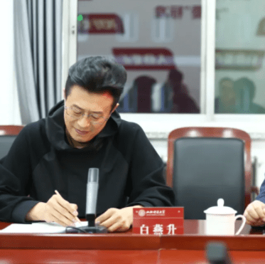 卫视|主持人白燕升又升职!从教授变成博士导师,台上拿奖笑得眼睛眯起