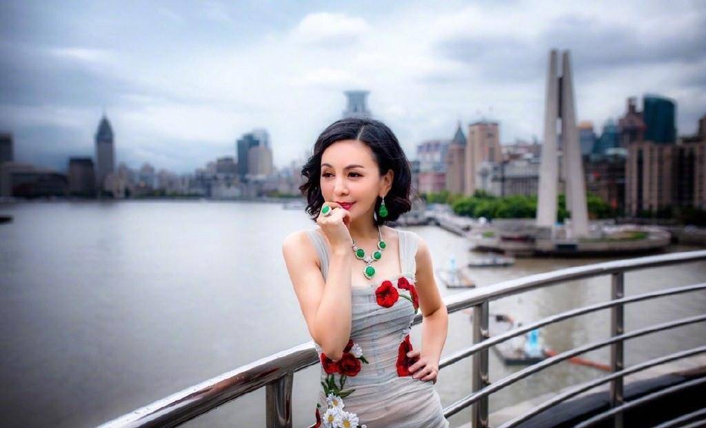 链条 王琳也太爱美了,51岁穿金属链条裙赴宴会不惧冷,曲线成熟真窈窕