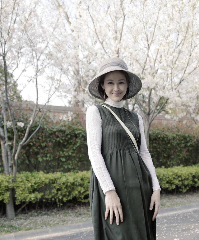 显得 童蕾气质好优雅！米白色针织衫搭配黑色半身裙简约大气，优雅知性