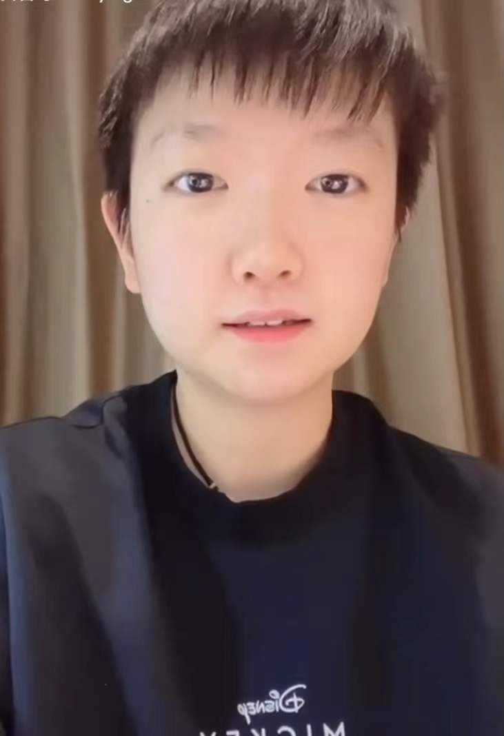 孙颖莎|孙颖莎隔离后首次露面，伸手比心！王楚钦扫地锻炼，“美腿”抢镜
