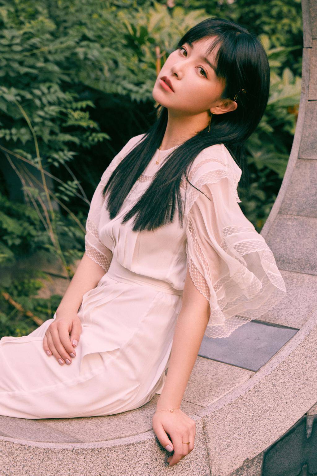 上衣阚清子接个假发，就从大众脸变初恋脸了，配小绿裙甜似韩剧女主