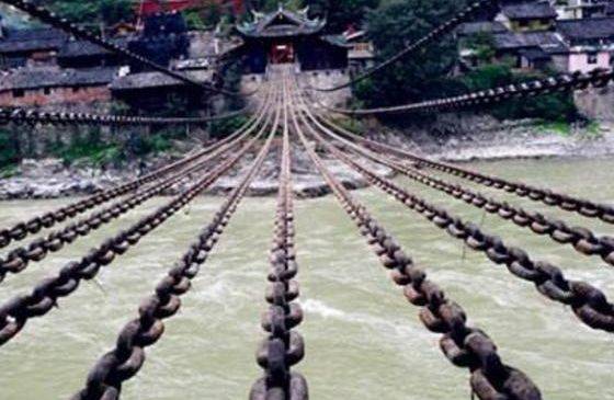 重达40多吨的泸定桥，由13根铁索构成，为何300年来不生锈