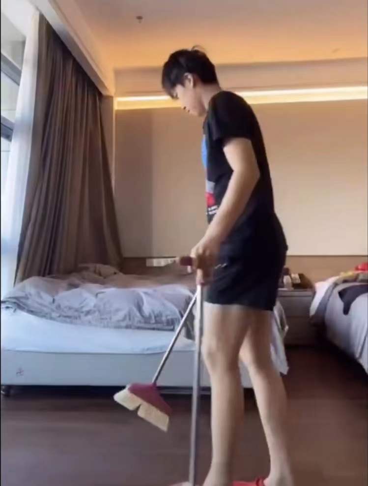 孙颖莎|孙颖莎隔离后首次露面，伸手比心！王楚钦扫地锻炼，“美腿”抢镜
