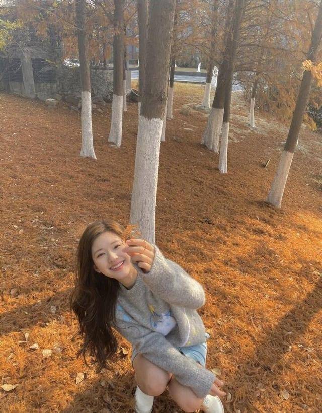 黑色 赵露思气质太清纯！烟灰色毛衣搭配牛仔裙温柔淑女，甜美俏皮