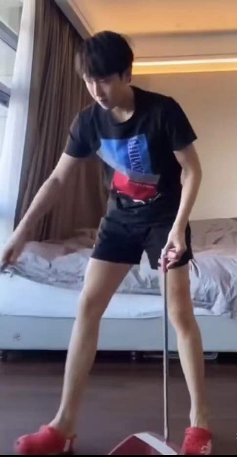 孙颖莎|孙颖莎隔离后首次露面，伸手比心！王楚钦扫地锻炼，“美腿”抢镜