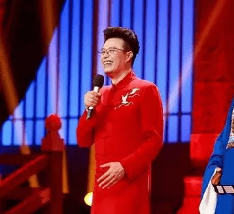 卫视|主持人白燕升又升职!从教授变成博士导师,台上拿奖笑得眼睛眯起