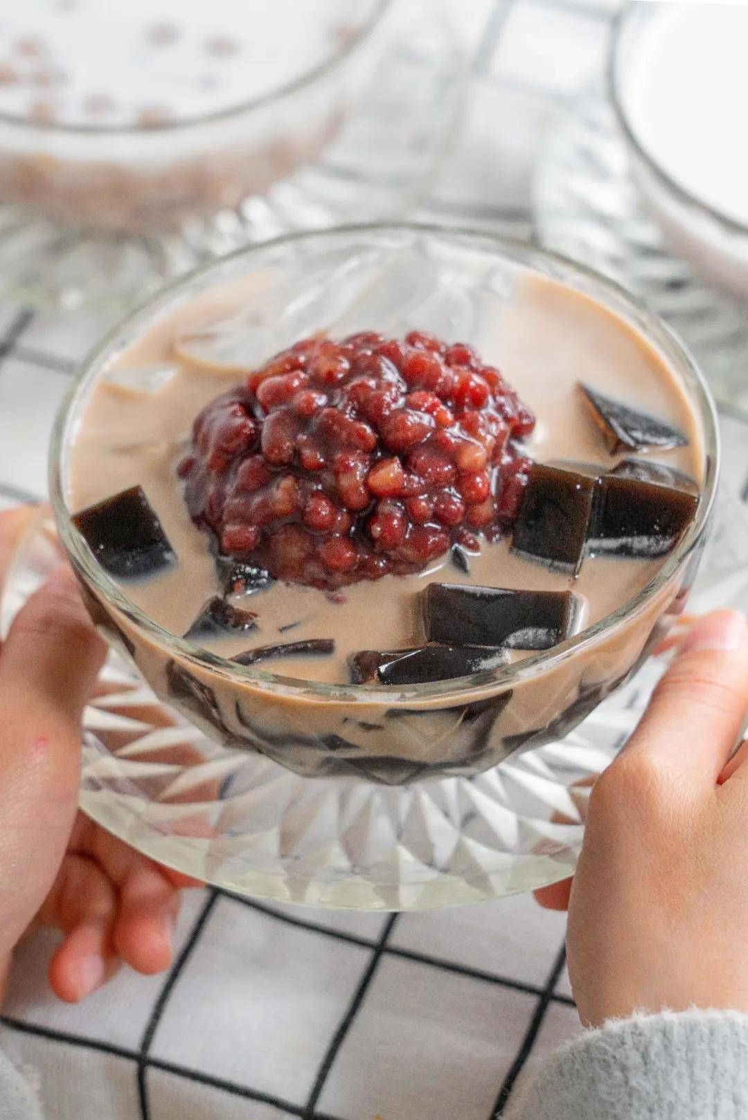 爽口的烧仙草,清甜绵密的红豆.料足到溢出,看着分外有食欲!