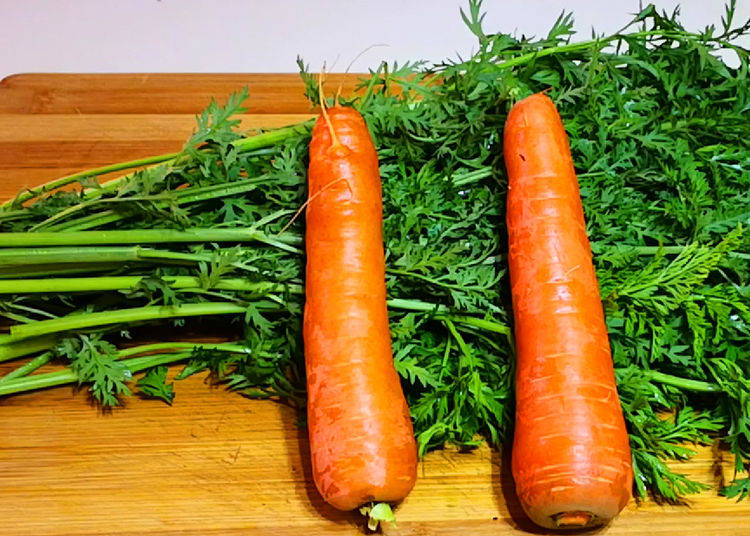 二看形状:新鲜口感好的胡萝卜一般都接近于圆柱形,所以买胡萝卜时