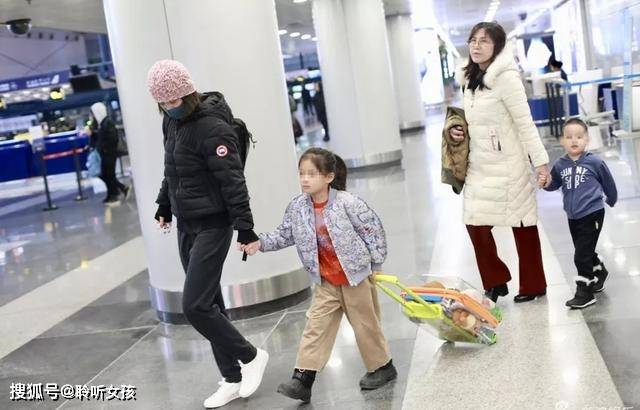 双肩包梅婷携儿女走机场，44岁留齐刘海似少女，6岁女儿穿阔腿裤超有范