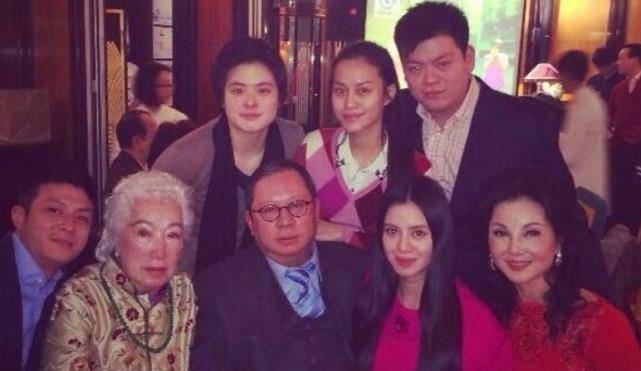 谢玲玲婆婆为什么这么宠她 072388c61db041668fcad90af810a148.jpeg